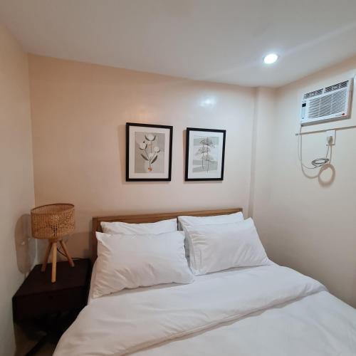 Säng eller sängar i ett rum på Urban Homes Bohol