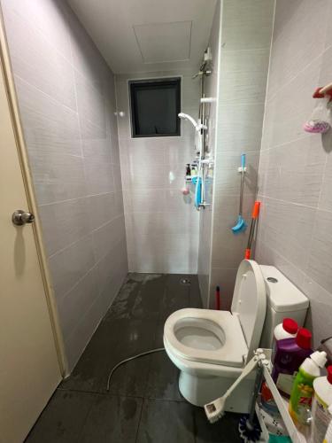 Elle comprend une petite salle de bains avec toilettes et une télévision. dans l'établissement Vista Alam, à Shah Alam