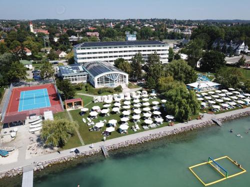 una vista aérea de un complejo con piscina en Hotel Marina Port en Balatonkenese