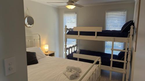 American River的住宿－River-Tide Retreat，一间卧室设有两张双层床和一扇窗户。