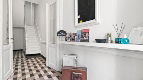 a room with a fireplace and a checkered floor at B&B Leopold & Vakantiewongingen in Sint-Truiden