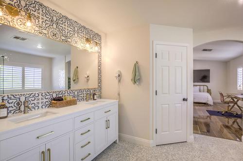 een badkamer met een wastafel en een grote spiegel bij Luxury Home, Spa, Dog Friendly, Games, BBQ in Las Vegas