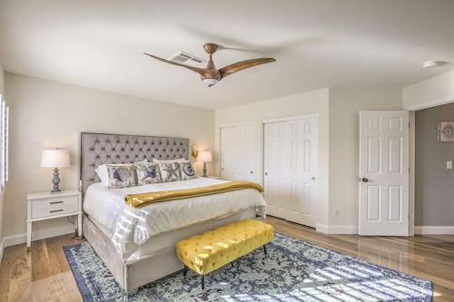 een slaapkamer met een bed en een plafondventilator bij Luxury Home, Spa, Dog Friendly, Games, BBQ in Las Vegas