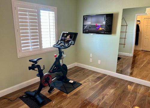 Gimnasio o instalaciones de fitness de Buddha Gem, Central 6 Bed Room Luxury Home with Pool Hot Tub Game Room and much more