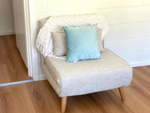 Χώρος καθιστικού στο Beachside Family Unit 2 mins walk to beach partial ocean view