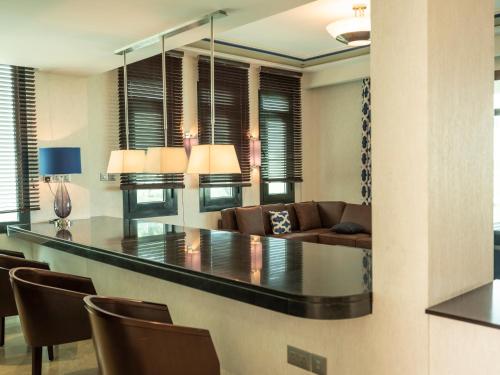 Khu vực ghế ngồi tại Retaj Salwa Resort & Spa