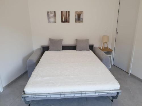 Postel nebo postele na pokoji v ubytování Logement confortable au cœur d'un village paisible