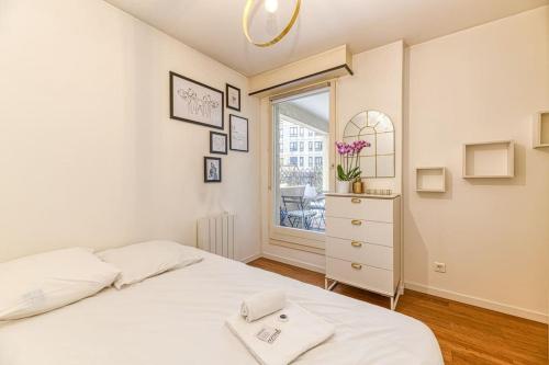a white bedroom with a bed and a window at 50m Gem - 400m Gare: garage privé, terrasse, wifi in Grenoble