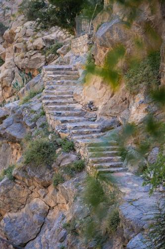 a set of stone steps on a rocky mountain at the suwgra-Al-Jabal Al-Akdar in Sūkirah