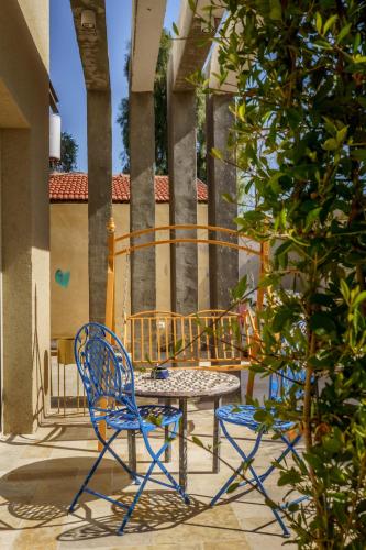 a table and chairs sitting on a patio at סיני 48 מלון דירות בוטיק in Vered Yeriho