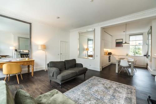 uma sala de estar com um sofá e uma mesa em Stylish 2 bedroom at Hammersmith em Londres