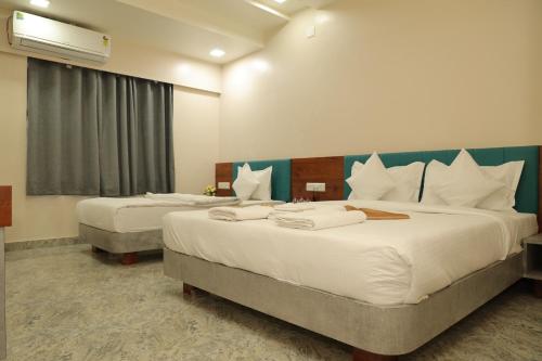 Un pat sau paturi într-o cameră la Hotel Lord Krishna
