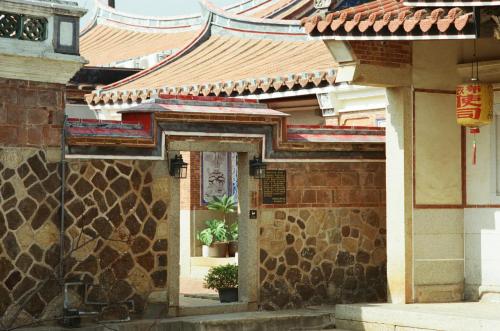 a building with a doorway with a roof at 序室 Narrative in Jinhu