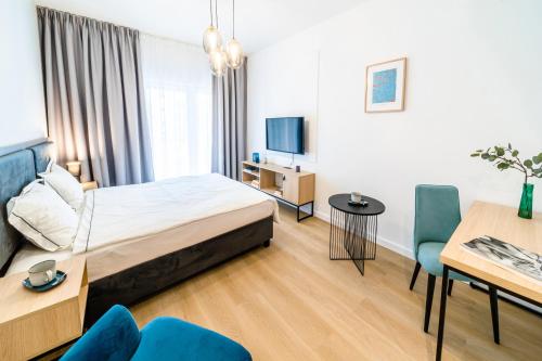 een hotelkamer met een bed en een tafel en stoelen bij City Break Plac Wolności 6 Aparthotel in Poznań