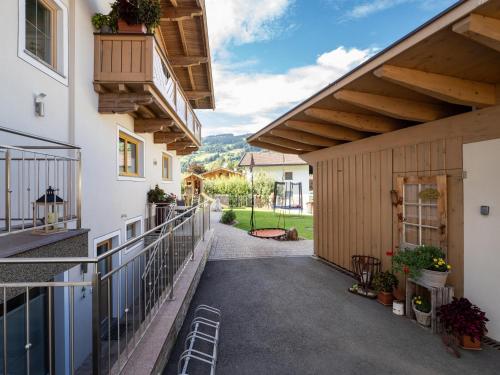 une passerelle entre deux bâtiments avec un balcon dans l'établissement Appartement Heidegger, à Brixen im Thale