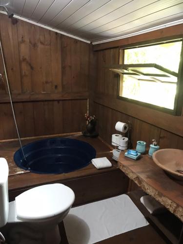 ein Badezimmer mit einer Badewanne, einem WC und einem Waschbecken in der Unterkunft Sítio do Sol quádruplo wc privativo in Guabiruba
