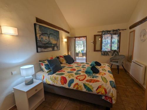 - une chambre avec un lit et une table avec une lampe dans l'établissement Casa do Palmeiral - Hoom B&B, à Montes de Cima