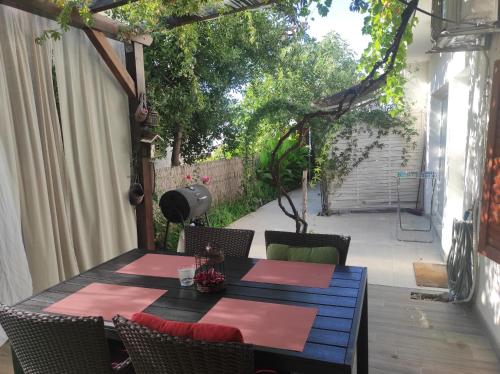patio z 2 stołami i krzesłami na tarasie w obiekcie Apartments Emi & Nini w Szybeniku