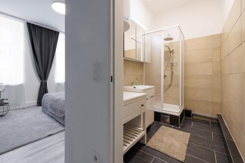 een badkamer met een wastafel, een douche en een bed bij #16 Relax Apartment Prater/Messe in Wenen