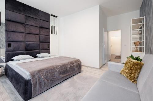 維也納的住宿－#16 Relax Apartment Prater/Messe，一间卧室配有一张大床和一张沙发