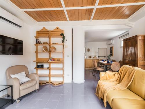 The Best Rent - Two-bedroom apartment with terrace near Trevi Fountain
