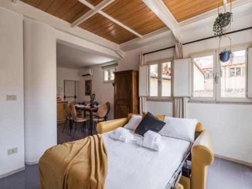 The Best Rent - Two-bedroom apartment with terrace near Trevi Fountain