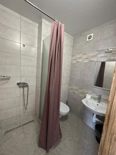 y baño con ducha, aseo y lavamanos. en Готель Прага Іршава en Irshava