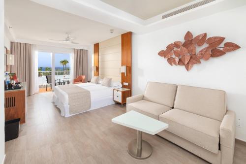 Postel nebo postele na pokoji v ubytování Hotel Riu Gran Canaria - All Inclusive