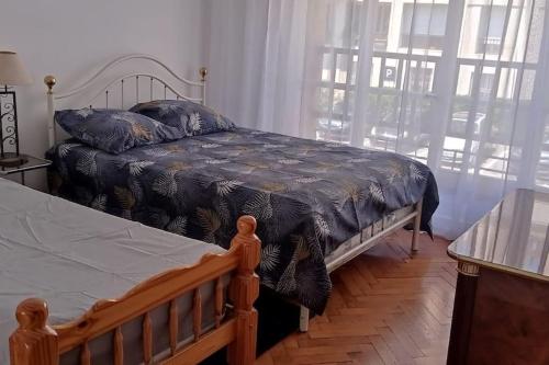une chambre avec un lit avec une couette bleue dans l'établissement La Galinette Vieux Port 80 M2, vue, 3 chambres, à Marseille