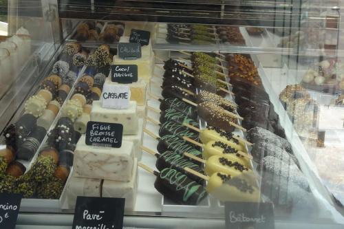 un boîtier d’affichage rempli de nombreux types de donneurs différents dans l'établissement La Galinette Vieux Port 80 M2, vue, 3 chambres, à Marseille