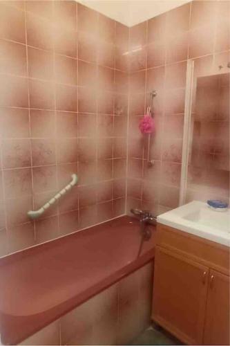 une salle de bain avec une baignoire et un lavabo dans l'établissement La Galinette Vieux Port 80 M2, vue, 3 chambres, à Marseille