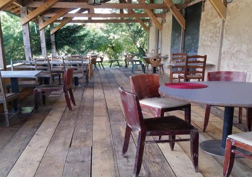 pokój ze stołami, krzesłami, stołami i krzesłami w obiekcie FERME DU CAROIRE w mieście Azay-le-Ferron