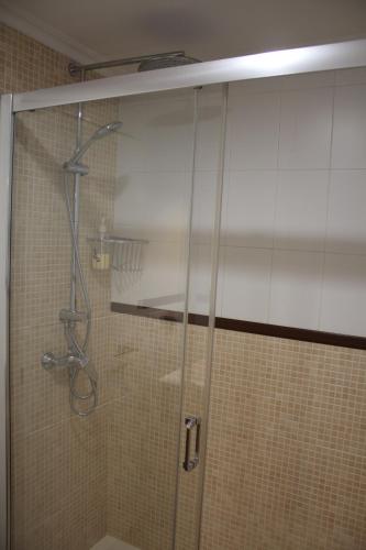 eine Dusche mit Glastür im Bad in der Unterkunft Casa Vistas Laredo in Laredo