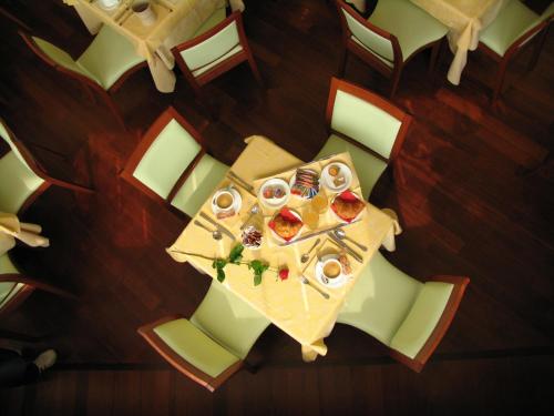 an overhead view of a table with food on it at Hotel Due Leoni in Sacile