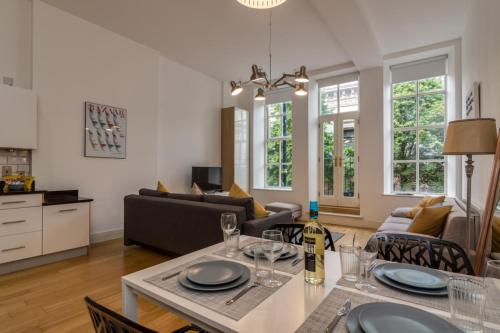 Η κουζίνα ή μικρή κουζίνα στο Fitzrovia Mansion Apartments in Belfast's Cathedral Quarter