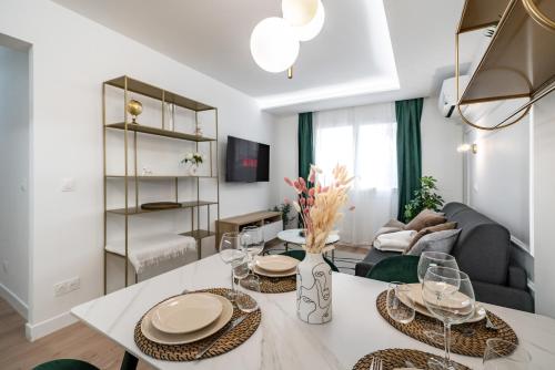 un salon avec une table à manger et un salon dans l'établissement 1mn Gare de Monaco - Joli appartement - AU, à Beausoleil