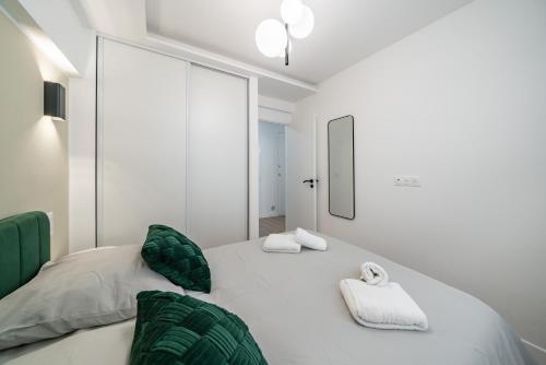 Habitación blanca con cama y espejo en Gare de Monaco à 1 min - AU en Beausoleil