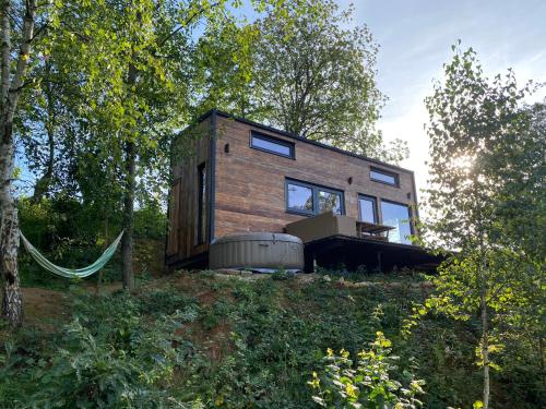 ein Haus auf einem Hügel im Wald in der Unterkunft Coniferis in Tomnatic