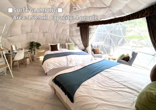 霧島的住宿－Bihadanoyu Koshikano Onsen，一间卧室,配有两张床