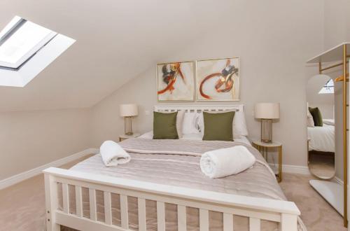 1 dormitorio con 1 cama blanca grande y 2 almohadas en Crescent Court modern and luxurious Apartments York, en York