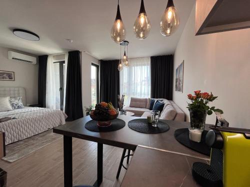 een woonkamer met een tafel en een bank bij Azur Alegria Studio - free parking & pool in Sveti Konstantin