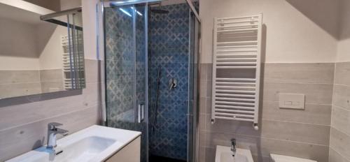 een badkamer met een wastafel en een douche bij grande appartamento zona viale ceccarini con giardino in Riccione