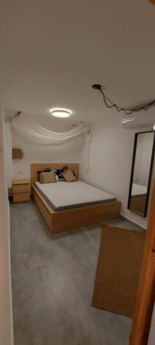 ein Schlafzimmer mit einem Bett in einem weißen Zimmer in der Unterkunft רגע בזמן - Moment in time in Arad