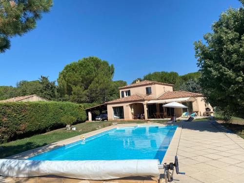 une grande piscine devant une maison dans l'établissement Villa Provençale piscine privée, à Saint-Maximin-la-Sainte-Baume