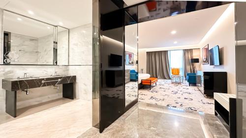 吉隆坡KL Tower KLCC Pavilion by Kimiro的带水槽和大镜子的浴室