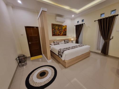 een slaapkamer met een groot bed in een kamer bij Omah Nayan in Yogyakarta