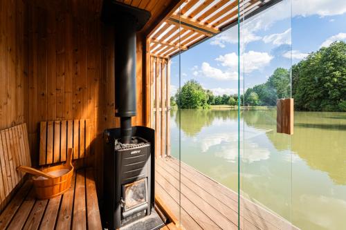 Fotografie z fotogalerie ubytování Rybník Plovoucí Sauna Glamping v destinaci Mladeč