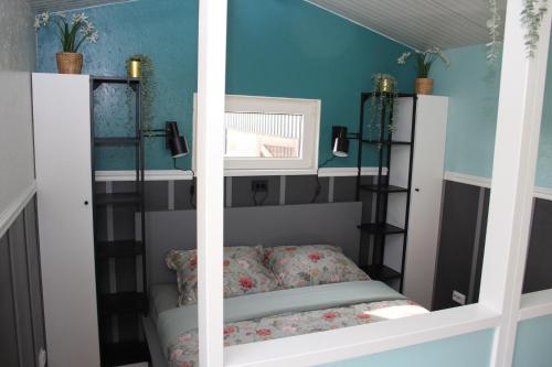 a room with a bunk bed with a shelf at Boerenchalet Dirk, Minicamping de Grutte Earen in Burum