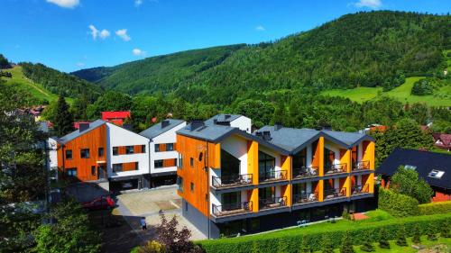 una vista aerea di un edificio in montagna di Złoty Widok Ski & Spa a Szczyrk