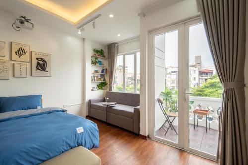 Holly's Balcony Bliss Homestay房間的床